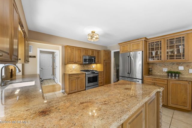 8 Garvey Drive, Monroe, NJ 08831