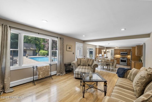 8 Garvey Drive, Monroe, NJ 08831