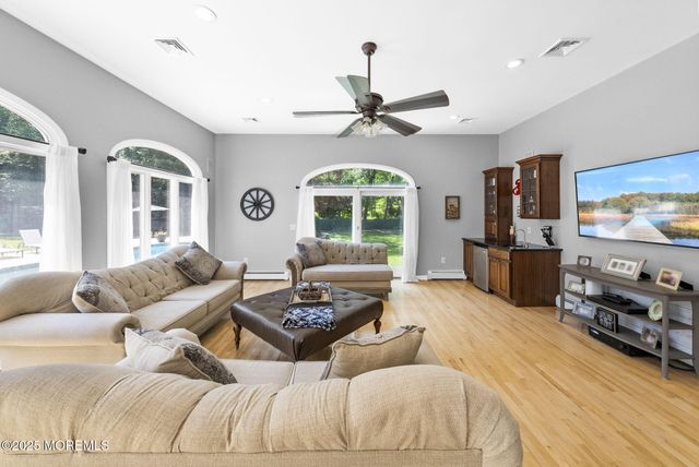 8 Garvey Drive, Monroe, NJ 08831
