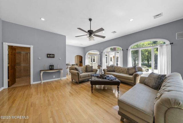 8 Garvey Drive, Monroe, NJ 08831