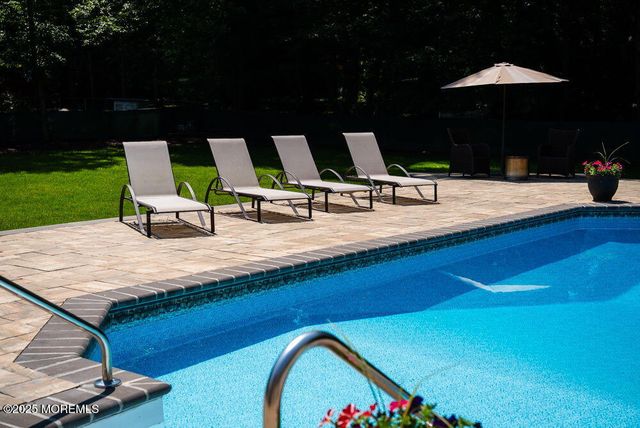 8 Garvey Drive, Monroe, NJ 08831