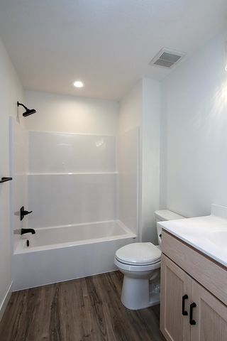 255 Eau Claire Avenue SE, Hutchinson, MN 55350