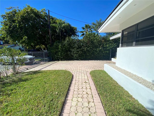 1101 Bay Dr, Miami Beach, FL 33141