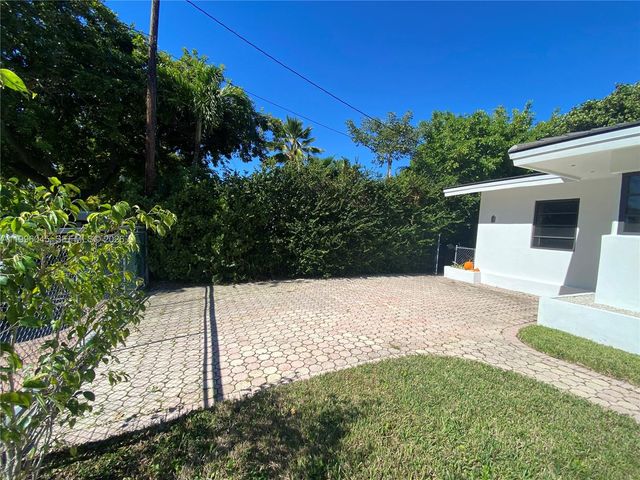 1101 Bay Dr, Miami Beach, FL 33141