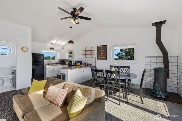 607 Ocean Beach Boulevard N, Long Beach, WA 98631