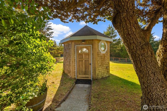 607 Ocean Beach Boulevard N, Long Beach, WA 98631