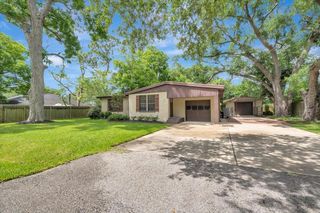 527 S Iowa Avenue, League City, TX 77573