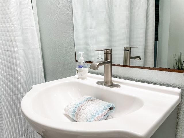 462 Poenisch Dr, Corpus Christi, TX 78412