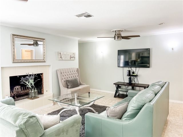 462 Poenisch Dr, Corpus Christi, TX 78412