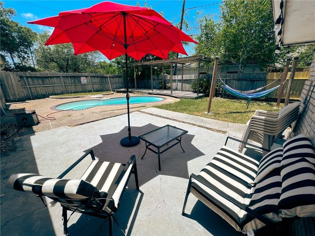 462 Poenisch Dr, Corpus Christi, TX 78412