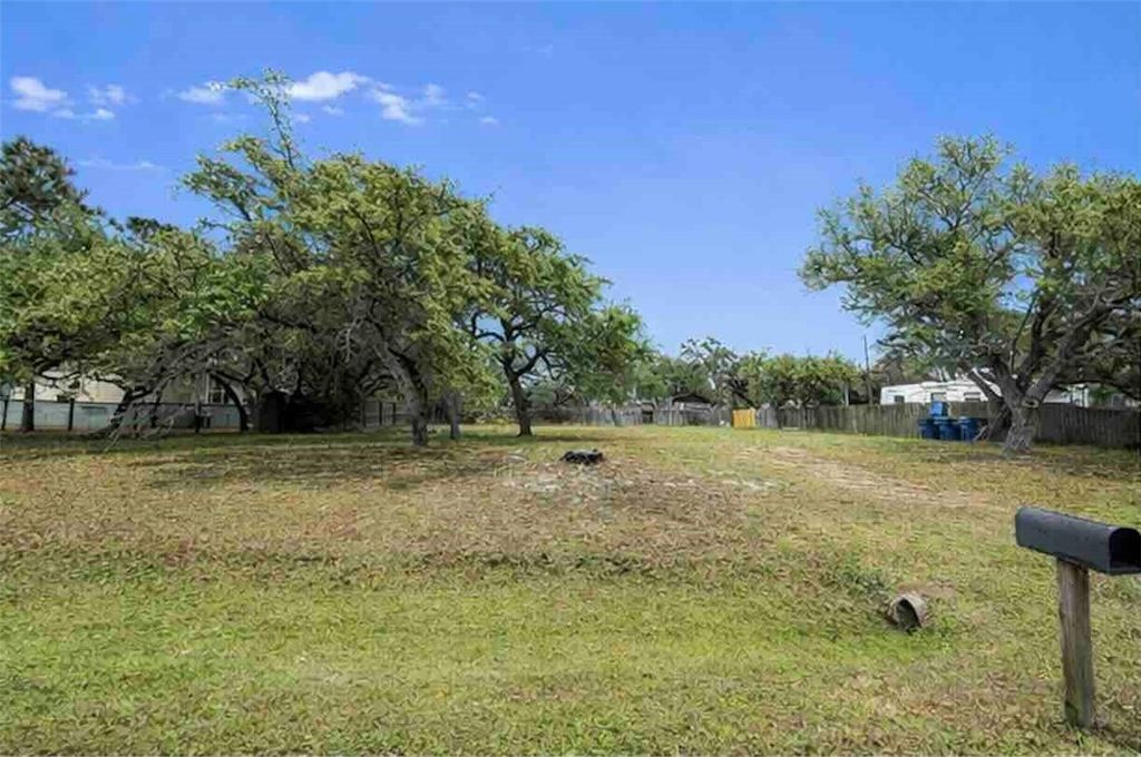 626 Pine Ave, Rockport, TX 78382 — exterior