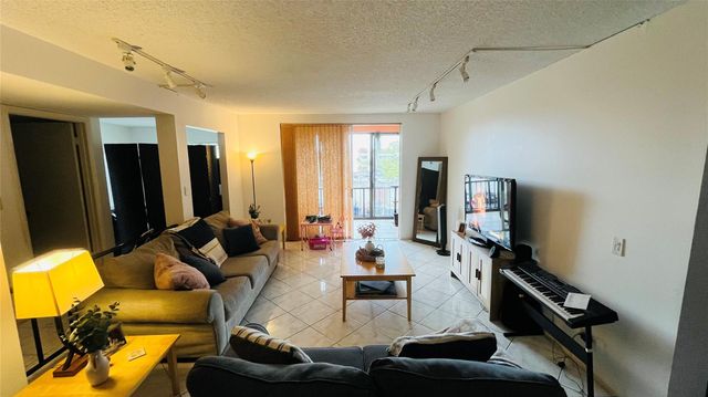 3650 Inverrary Dr 3T, Lauderhill, FL 33319