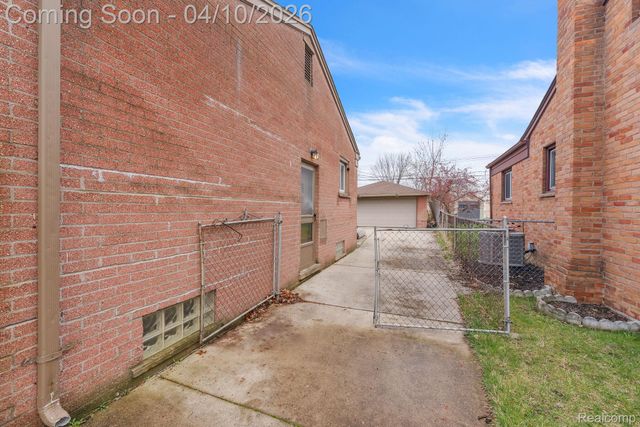 32700 Grandview Avenue, Westland, MI 48186