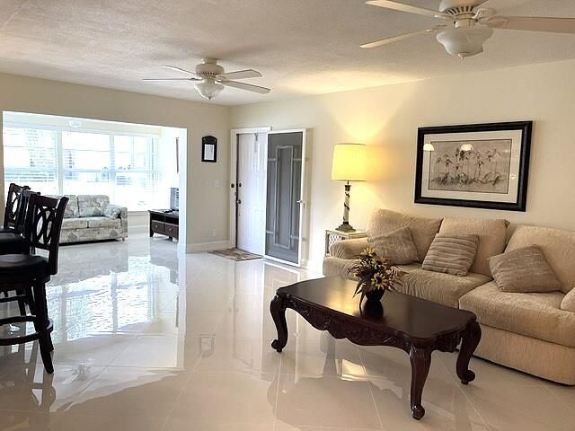 1315 HIGH POINT Way SE B, Delray Beach, FL 33445