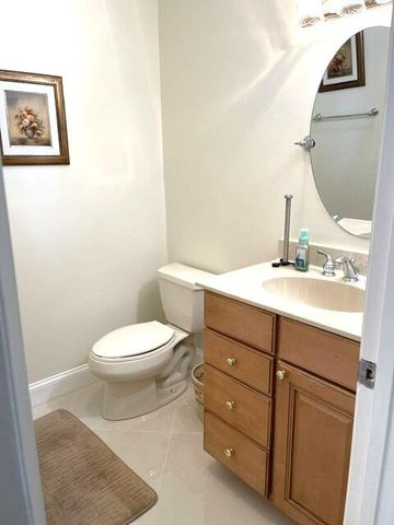 1315 HIGH POINT Way SE B, Delray Beach, FL 33445