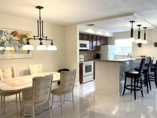1315 HIGH POINT Way SE B, Delray Beach, FL 33445