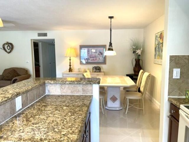 1315 HIGH POINT Way SE B, Delray Beach, FL 33445