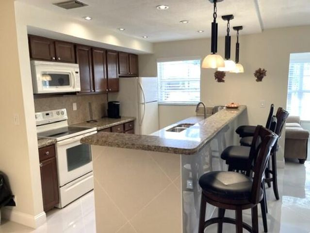 1315 HIGH POINT Way SE B, Delray Beach, FL 33445