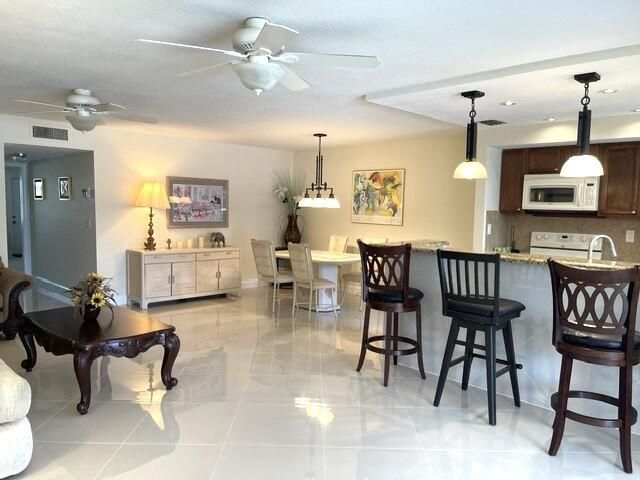 1315 HIGH POINT Way SE B, Delray Beach, FL 33445