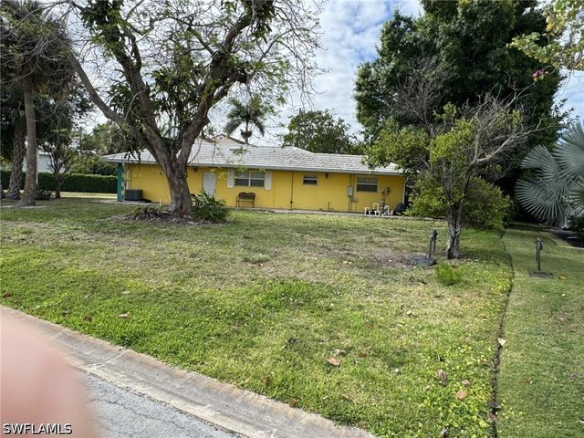 780 Fountainhead LN, Naples, FL 34103