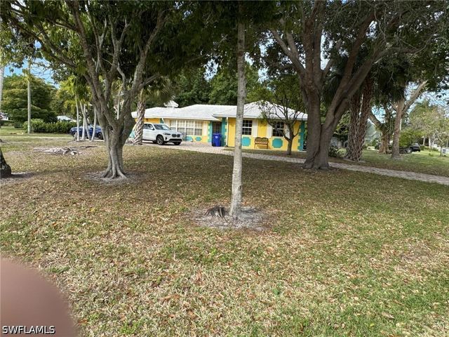 780 Fountainhead LN, Naples, FL 34103