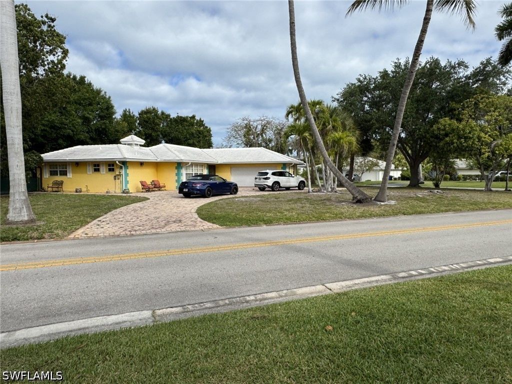 780 Fountainhead LN, Naples, FL 34103