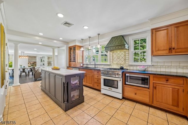 11 HAWTHORNE ROAD, Millburn Twp., NJ 07078