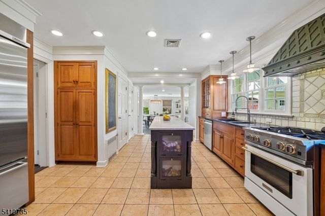 11 HAWTHORNE ROAD, Millburn Twp., NJ 07078