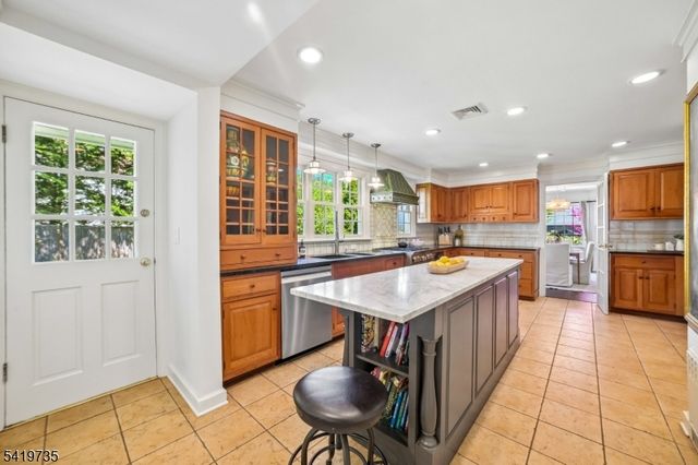 11 HAWTHORNE ROAD, Millburn Twp., NJ 07078