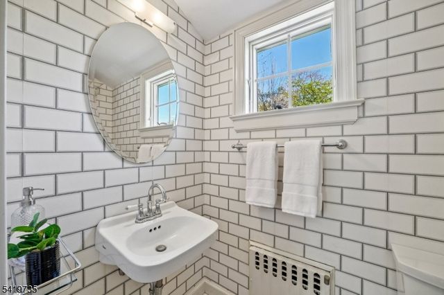 11 HAWTHORNE ROAD, Millburn Twp., NJ 07078