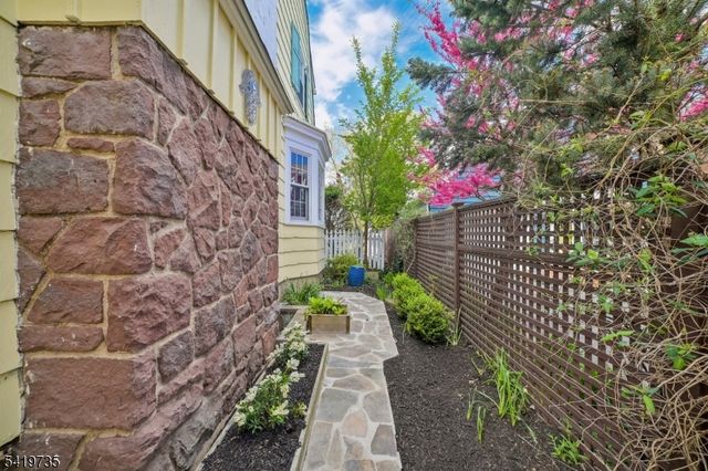 11 HAWTHORNE ROAD, Millburn Twp., NJ 07078