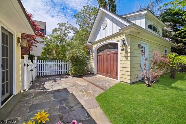 11 HAWTHORNE ROAD, Millburn Twp., NJ 07078