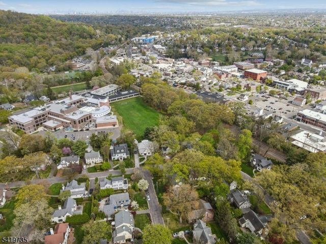 11 HAWTHORNE ROAD, Millburn Twp., NJ 07078