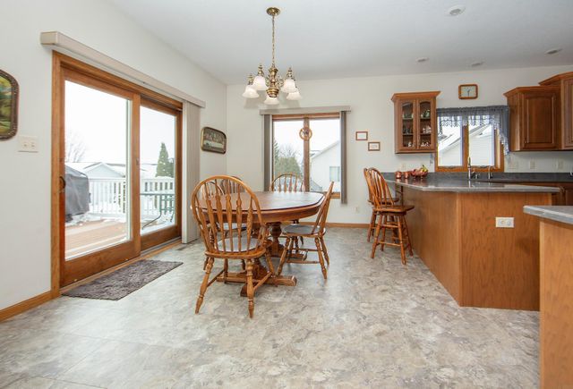 1211 Dalton Drive, Waverly, IA 50677