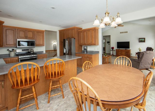 1211 Dalton Drive, Waverly, IA 50677