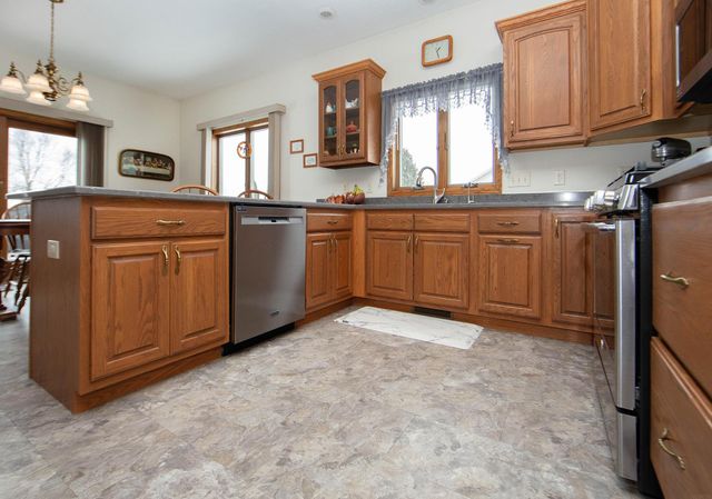 1211 Dalton Drive, Waverly, IA 50677