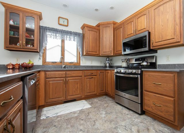 1211 Dalton Drive, Waverly, IA 50677