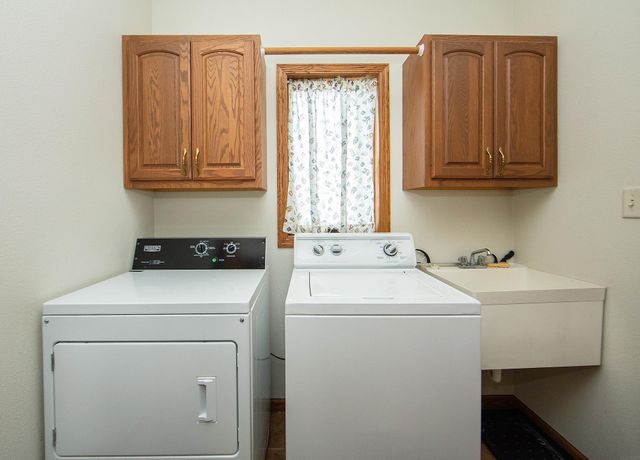 1211 Dalton Drive, Waverly, IA 50677