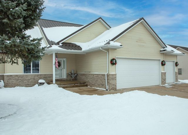 1211 Dalton Drive, Waverly, IA 50677