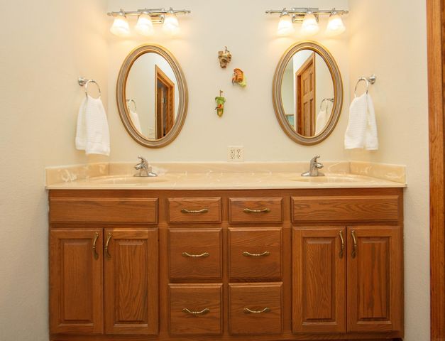 1211 Dalton Drive, Waverly, IA 50677