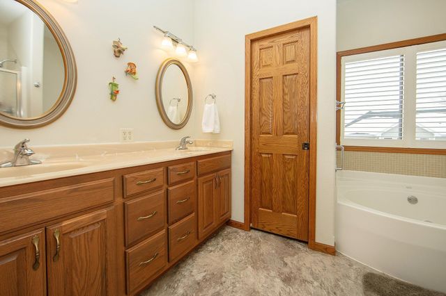 1211 Dalton Drive, Waverly, IA 50677