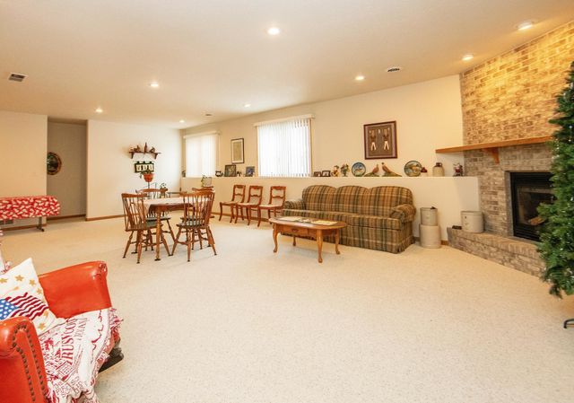 1211 Dalton Drive, Waverly, IA 50677