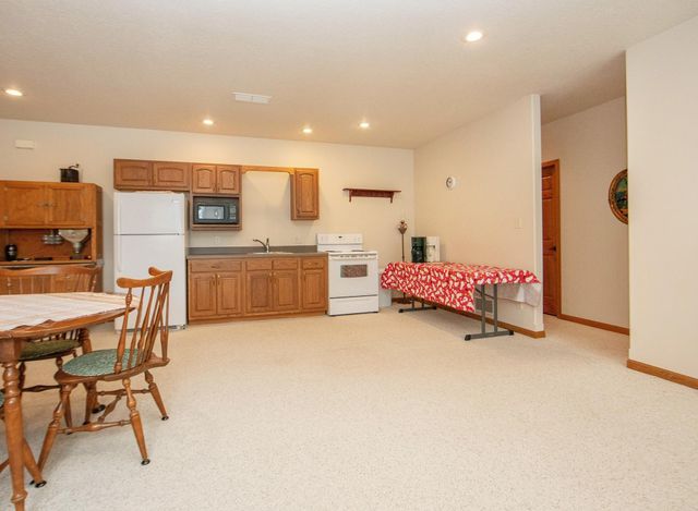 1211 Dalton Drive, Waverly, IA 50677