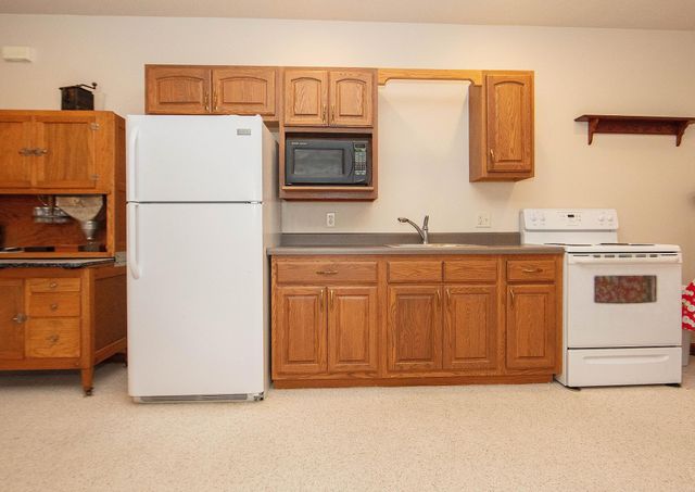 1211 Dalton Drive, Waverly, IA 50677