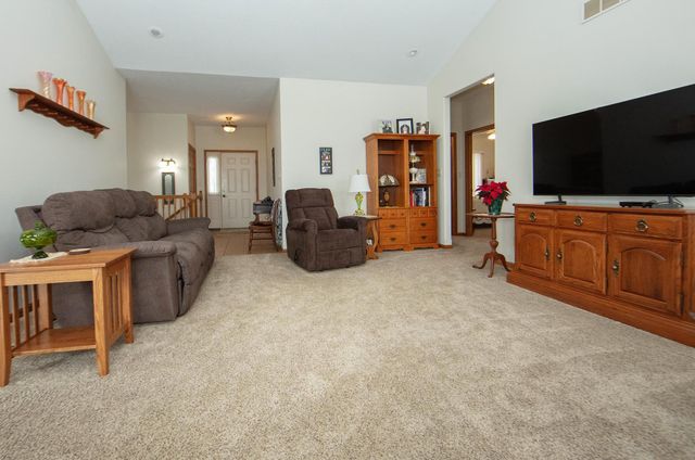 1211 Dalton Drive, Waverly, IA 50677