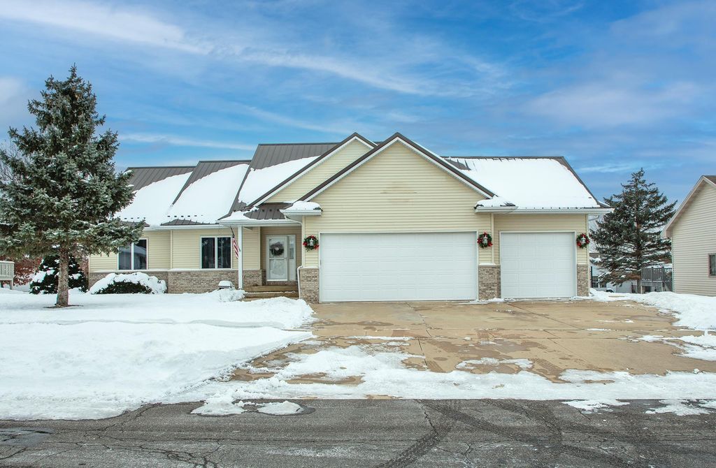 1211 Dalton Drive, Waverly, IA 50677