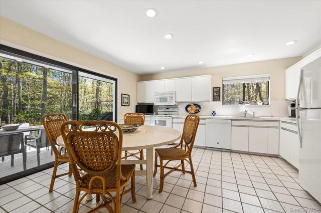 6 Deer Path, Quogue, NY 11959