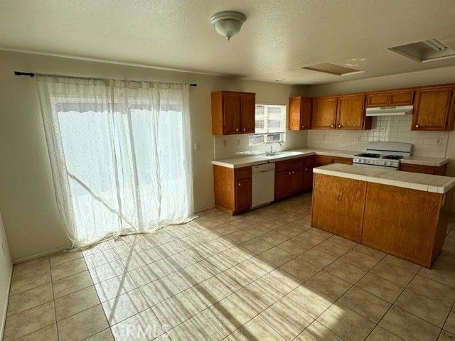 11913 Pepperwood, Victorville, CA 92392