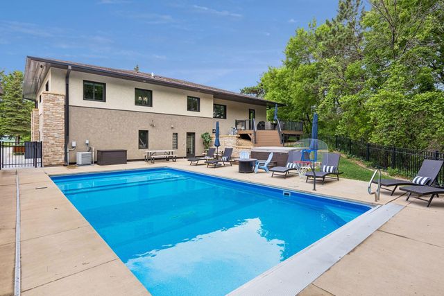 2900 Skyline Drive, Eagan, MN 55121