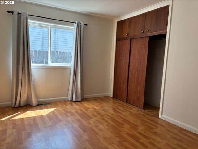 16800 Se IVON St, Portland, OR 97236
